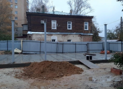 Незаконная стройка на Андреевской, 33 вновь приостановлена
