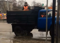 В Сети обсуждают видео с бодрыми коммунальщиками, разбрасывающими соль
