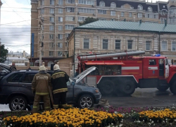 На главной улице города Тамбова сгорел внедорожник