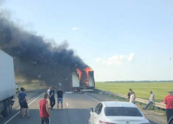 Сгоревшая фура на трассе стала причиной десятикилометровой пробки