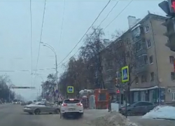 Водитель, сбивший девочку на тротуаре в центре Тамбова, ехал на красный свет 