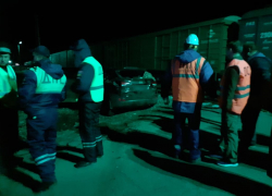 В Тамбовской области грузовой поезд врезался в автомобиль