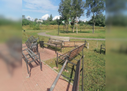 В городе Рассказово неизвестные порушили благоустройство на местной набережной