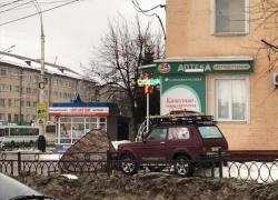 Туристы атакуют. Тамбовчане высказали предположение, зачем на Комсомольской площади в дождь установили туристическую палатку 