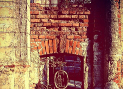 В Тамбове мародёры украли герб дома Егорова 