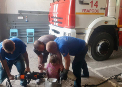В Уварово шестилетняя девочка застряла в молочном бидоне