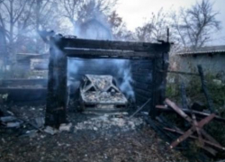Видео полыхающего сарая и машины на улице Лагерной в Тамбове выложили в сеть