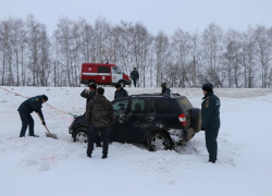 В Ржаксинском районе машина вылетела с трассы из-за гололедицы на дороге