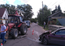 Chevrolet Lanos не смог победить экскаватор на улице Мичуринска: двое в больнице