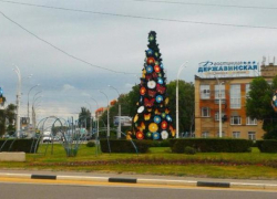 Зачем в Тамбове поставили летом новогоднюю елку? 
