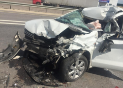 Пенсионерка на «Фольксвагене» въехала в фуру на ровном месте