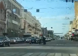 Двое тамбовчан помогли перейти автодорогу пожилому человеку