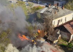 Четыре пожарных машины съехались на пожар в центре Тамбова