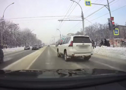 В Тамбове Land Cruiser, проехав на «красный», чуть не сбил пешехода