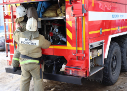 В селе Бокино под Тамбовом пожарные спасли семью из горящей квартиры