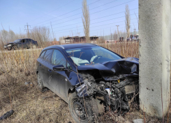 В Первомайском районе автомобиль отлетел в столб после столкновения