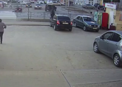 Авария с мотоциклистом на улице Чичерина попала в объектив камеры видеонаблюдения 