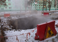 Огромная яма парит и «ароматизирует» улицу Куйбышева уже неделю