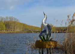 В селе Дубовое Петровского района в пруду поставили скульптуры работы местной мастерицы