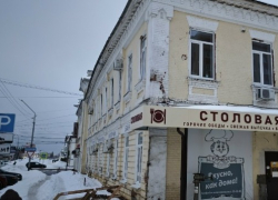 У старинного дома в центре Тамбова покосилась стена