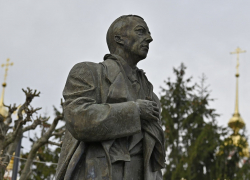 В Тамбове внезапно решили отремонтировать лавочки у памятника Рахманинову