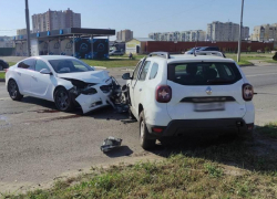 На севере Тамбова столкнулись «Опель» и «Рено»