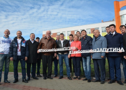 65 деревьев - по возрасту юбиляра Путина - высадили в сквере у школы Сколково