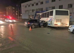 В Тамбове рядом с тюрьмой автобус столкнулся с иномаркой