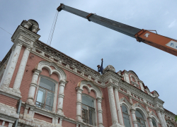 Рабочие приступили к капитальному ремонту кровли дома купца Венедиктова