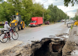 Рабочие «Тамбовской сетевой компании» устранили повреждение канализационного коллектора в Котовске