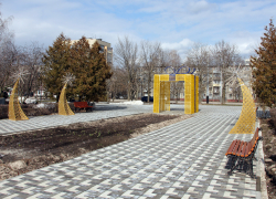 Власти Тамбова до сих пор не убрали новогодние инсталляции с улиц города