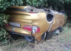 В Петровском районе «BMW X5» упал в кювет и перевернулся: погиб пассажир