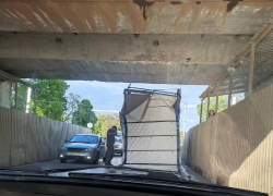 Под «мостом глупости» в Тамбове не прошёл очередной грузовик 