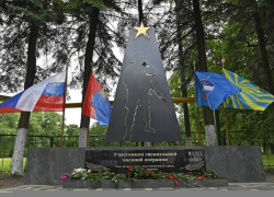 В Знаменке открыли памятник участникам СВО по эскизу офицера космических войск