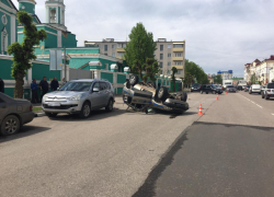 В центре Тамбов в результате тройного ДТП перевернулся автомобиль