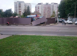 Пьяный водитель снес забор в центре Тамбова