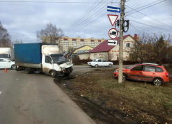 На севере Тамбова в ДТП с участием "ГАЗели" пострадали двое
