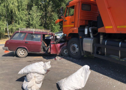 В столкновении «ВАЗа» и «КамАЗа» пострадали двое