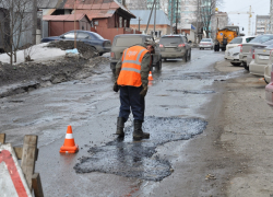 Жители Тамбова жалуются, что асфальт в городе кладут прямо в лужи