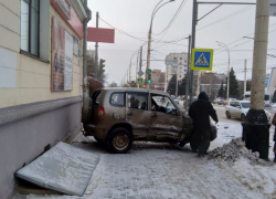 В южной части Тамбова из-за ДТП внедорожник вылетел на тротуар