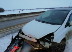 Автоледи на Opel Corsa врезалась в дорожное ограждение 