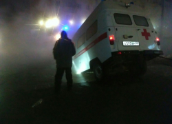 В яму над прорвавшейся теплотрассой на Мичуринской угодила "скорая" 