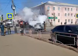 В Мичуринске на проезжей части загорелся автомобиль