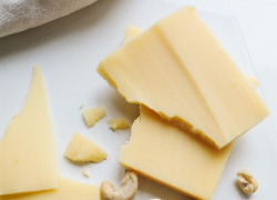 Почти тонну фальсифицированного сыра поставили в социальные учреждения Тамбовской области