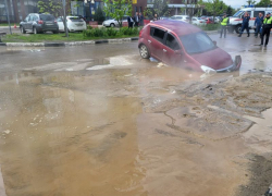 В центре Тамбова автомобиль провалился в под землю, улицу залило кипятком