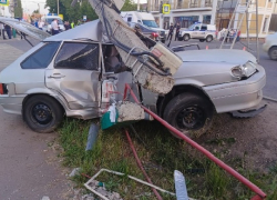 В Мичуринске молодёжь на «Ладе» разбилась о столб световой опоры