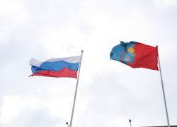 В школах теперь еженедельно будут проводить церемонию поднятия флага Тамбовской области