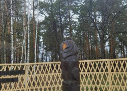 Деревянному волку в Горельском лесхозе отломили нос