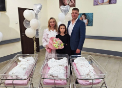 В Тамбове многодетную семью поздравили с рождением тройни подарочными наборами от RWB 