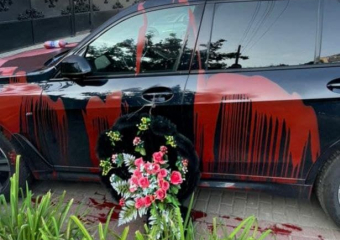 Неизвестные облили краской автомобиль депутата Жалнина и поставили рядом с ним похоронный венок